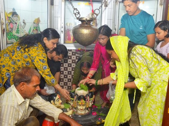 हरप्रसाद मंदिर में लगी श्रद्धालुओं की कतार। संवाद