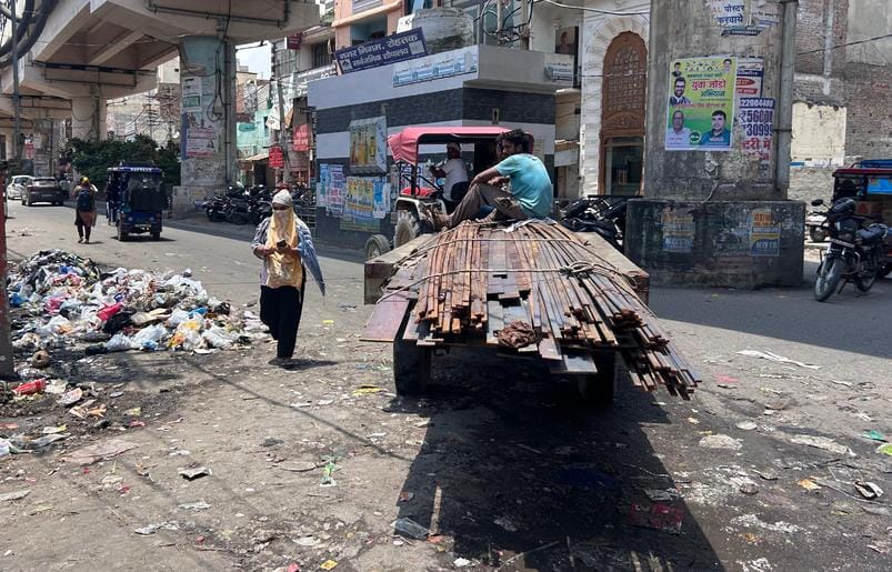 हिसार बाईपास पर एक फुट से अधिक बाहर निकालकर लोहे की निर्माण सामग्री ले जाता ऑटो चालक। संवाद हिसार बाईपास पर एक फुट से अधिक बाहर निकालकर लोहे की निर्माण सामग्री ले जाता ऑटो चालक। संवाद