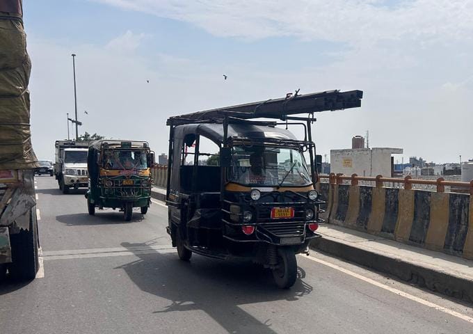 हिसार बाईपास पर एक फुट से अधिक बाहर निकालकर लोहे की निर्माण सामग्री ले जाता ऑटो चालक। संवाद हिसार बाईपास पर एक फुट से अधिक बाहर निकालकर लोहे की निर्माण सामग्री ले जाता ऑटो चालक। संवाद