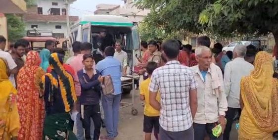 जिला अस्पताल में जांच करने पहुंचे सीओ दातागंज। संवाद जिला अस्पताल में जांच करने पहुंचे सीओ दातागंज। संवाद