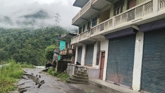 कुल्लू जिला में बंद पड़ी सड़को को खलने के लिए बंजार में जुटी मशीनरी।-संवाद