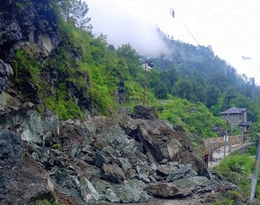 कुल्लू जिला में बंद पड़ी सड़को को खलने के लिए बंजार में जुटी मशीनरी।-संवाद