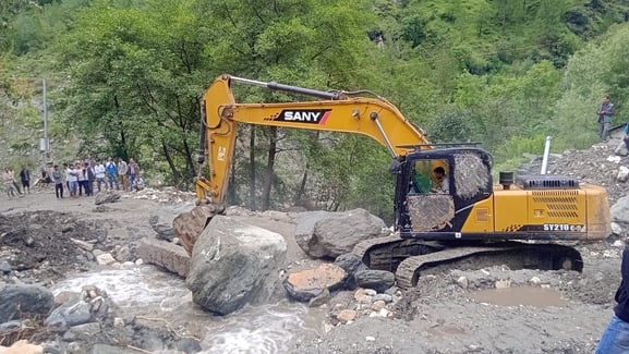 कुल्लू जिला में बंद पड़ी सड़को को खलने के लिए बंजार में जुटी मशीनरी।-संवाद
