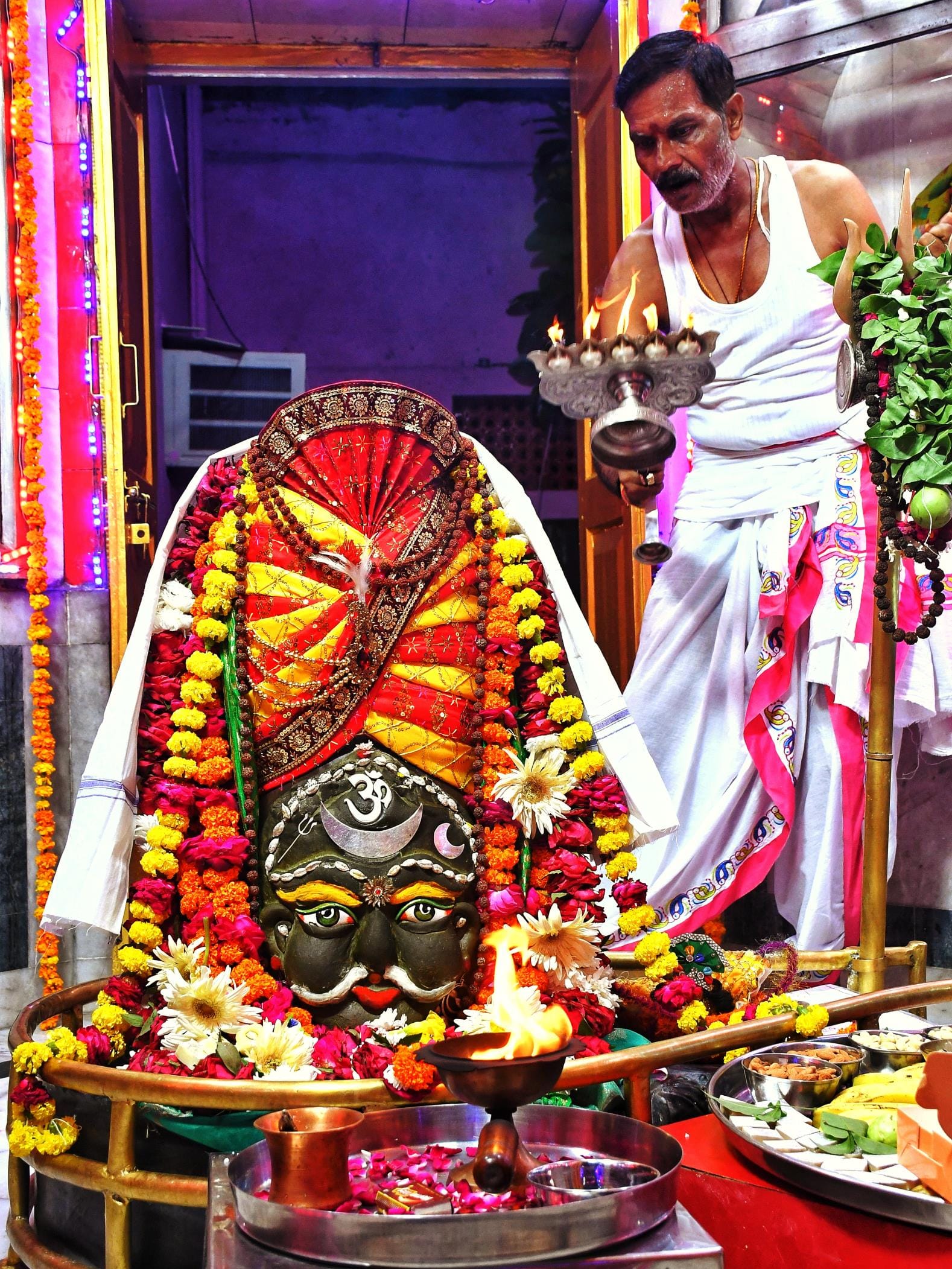 महाकाल मंदिर में अर्धनारीश्वर रूप में हुए दर्शन, महाकाल मंदिर में अर्धनारीश्वर रूप में हुए दर्शन,