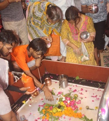मेरठ..कंवलजीत..सावन के सोमवार को सदर बिलेश्वर नाथ मंदिर में जल चढ़ाते श्रद्धालु.......संवाद