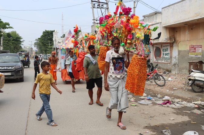 माता दरवाजा स्थित संकट मोचन मंदिर में श्रावण माह के दूसरे सोमवार के अवसर पर शिवलिंग पर जल चढ़ा माता दरवाजा स्थित संकट मोचन मंदिर में श्रावण माह के दूसरे सोमवार के अवसर पर शिवलिंग पर जल चढ़ा
