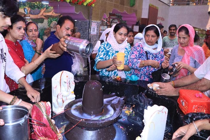 माता दरवाजा स्थित संकट मोचन मंदिर में श्रावण माह के दूसरे सोमवार के अवसर पर शिवलिंग पर जल चढ़ा माता दरवाजा स्थित संकट मोचन मंदिर में श्रावण माह के दूसरे सोमवार के अवसर पर शिवलिंग पर जल चढ़ा
