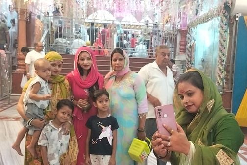 माता दरवाजा स्थित संकट मोचन मंदिर में श्रावण माह के दूसरे सोमवार के अवसर पर शिवलिंग पर जल चढ़ा माता दरवाजा स्थित संकट मोचन मंदिर में श्रावण माह के दूसरे सोमवार के अवसर पर शिवलिंग पर जल चढ़ा