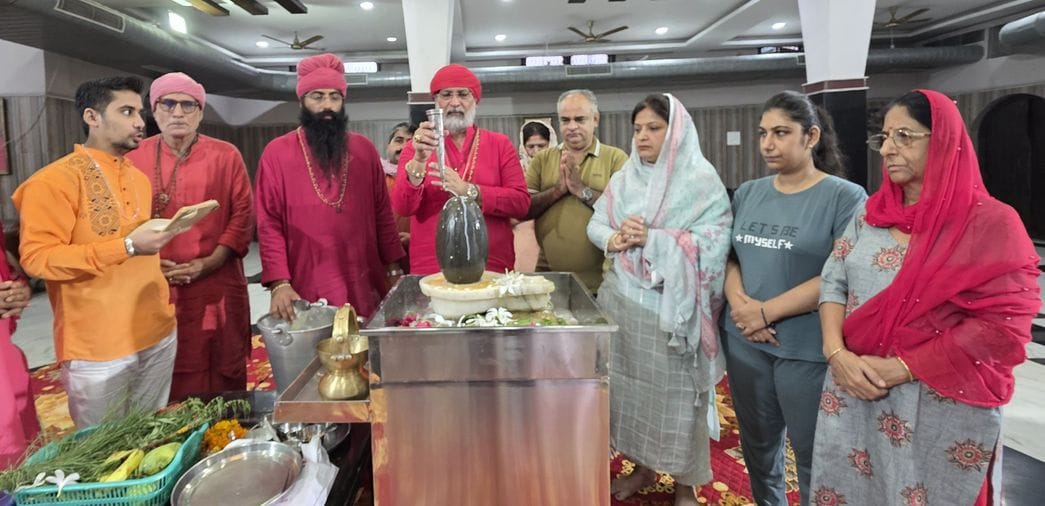 माता दरवाजा स्थित संकट मोचन मंदिर में श्रावण माह के दूसरे सोमवार के अवसर पर शिवलिंग पर जल चढ़ा माता दरवाजा स्थित संकट मोचन मंदिर में श्रावण माह के दूसरे सोमवार के अवसर पर शिवलिंग पर जल चढ़ा