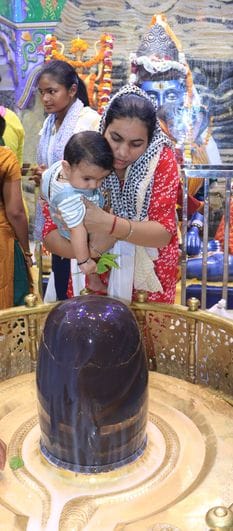 माता दरवाजा स्थित संकट मोचन मंदिर में श्रावण माह के दूसरे सोमवार के अवसर पर शिवलिंग पर जल चढ़ा माता दरवाजा स्थित संकट मोचन मंदिर में श्रावण माह के दूसरे सोमवार के अवसर पर शिवलिंग पर जल चढ़ा