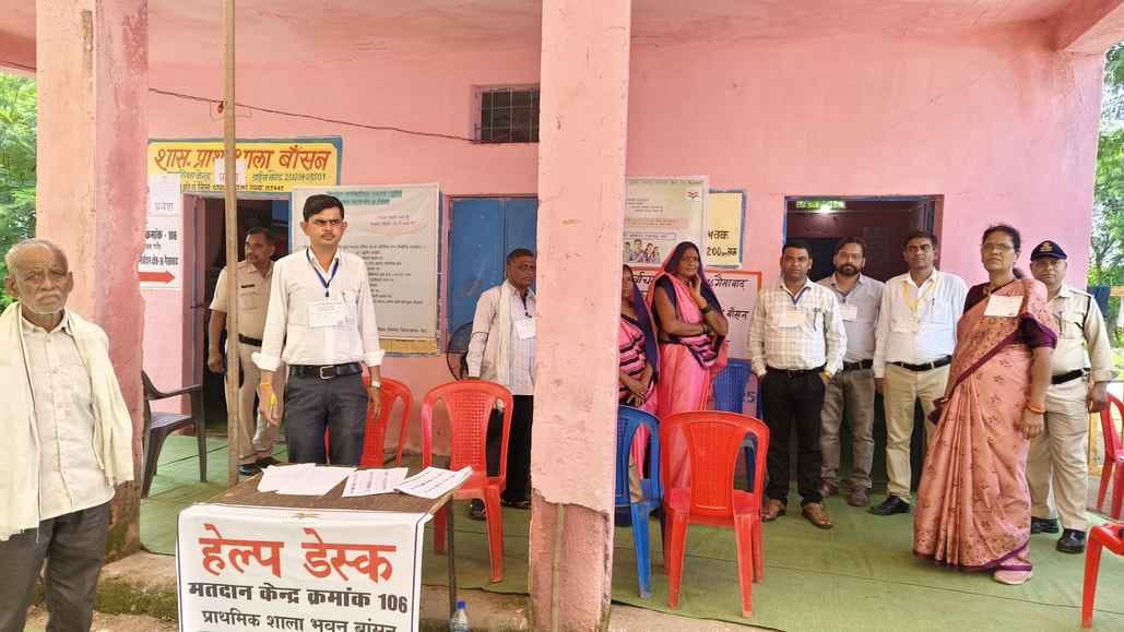 मतदान केंद्र पर लगी लाइन मतदान केंद्र पर लगी लाइन