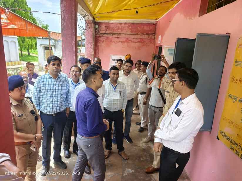 मतदान केंद्र पर लगी लाइन मतदान केंद्र पर लगी लाइन