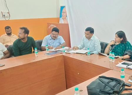 नगर पालिका की बोर्ड बैठक से पहले एकत्र हुए सफाई कर्मी। संवाद नगर पालिका की बोर्ड बैठक से पहले एकत्र हुए सफाई कर्मी। संवाद