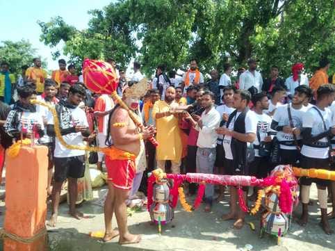 पलिया के मझौरा में जल भरने के बाद शारदा तट पर मौजूद छोटे कांवड़िये अंश व सृष्टि। संवाद पलिया के मझौरा में जल भरने के बाद शारदा तट पर मौजूद छोटे कांवड़िये अंश व सृष्टि। संवाद