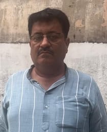 रोहतक के दिल्ली बाइपास चौक पर सड़क की खस्ता हालत से जाते राहगीर व वाहन चालक। संवाद