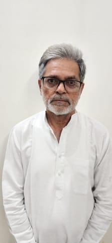 रोहतक के दिल्ली बाइपास चौक पर सड़क की खस्ता हालत से जाते राहगीर व वाहन चालक। संवाद