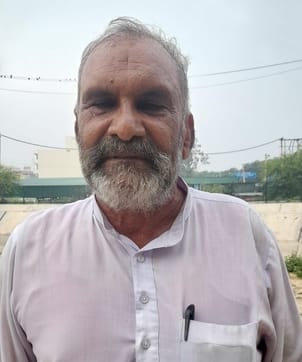 रोहतक के दिल्ली बाइपास चौक पर सड़क की खस्ता हालत से जाते राहगीर व वाहन चालक। संवाद