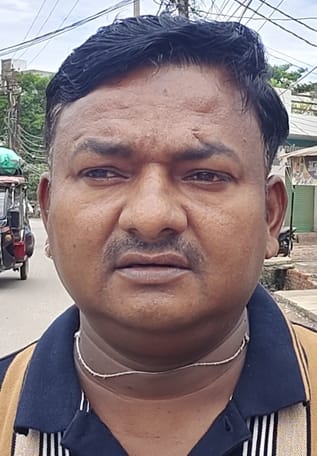 राजापुर सड़क चौड़ीकरण के दौरान तोड़े गए भवन व खोदी गई सड़क। संवाद