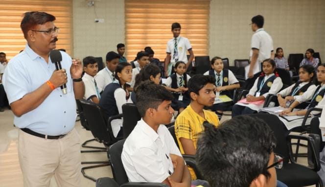 राजधानी के केंद्रीय औषधि अनुसंधान संस्थान में सोमवार को अगल-अलग जिलों से आए होनहार विद्यार्थियो