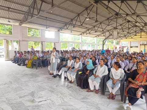 शहर के स्प्रिंगडेल कॉलेज में पुलिस की पाठशाला में बोलते एएसपी विक्रम दहिया। संवाद शहर के स्प्रिंगडेल कॉलेज में पुलिस की पाठशाला में बोलते एएसपी विक्रम दहिया। संवाद