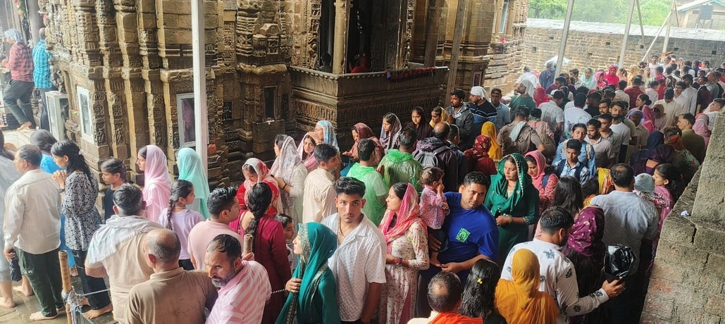 धर्मशाला के सकोह स्थित पिंगलेश्वर महादेव मंदिर में सावन माह के पहले सोमवार को शिवलिंग की पूज धर्मशाला के सकोह स्थित पिंगलेश्वर महादेव मंदिर में सावन माह के पहले सोमवार को शिवलिंग की पूज