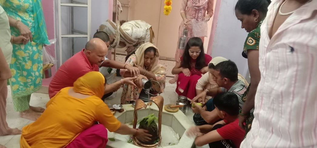 23जेएनडी10-मंदिर में पूजा के लिए लाइन में लगे श्रद्धालु। संवाद