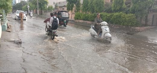 23जेएनडी20: अर्बन इस्टेट की गली में बरसात के बाद भरा पानी। संवाद