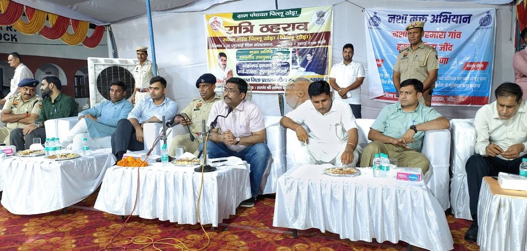 23जेएनडी30-पिल्लूखेड़ा में आयोजित रात्रि ठहराव के दौरान मौजूद ग्रामीण और अन्य अधिकारी। स्रोत प् 23जेएनडी30-पिल्लूखेड़ा में आयोजित रात्रि ठहराव के दौरान मौजूद ग्रामीण और अन्य अधिकारी। स्रोत प्