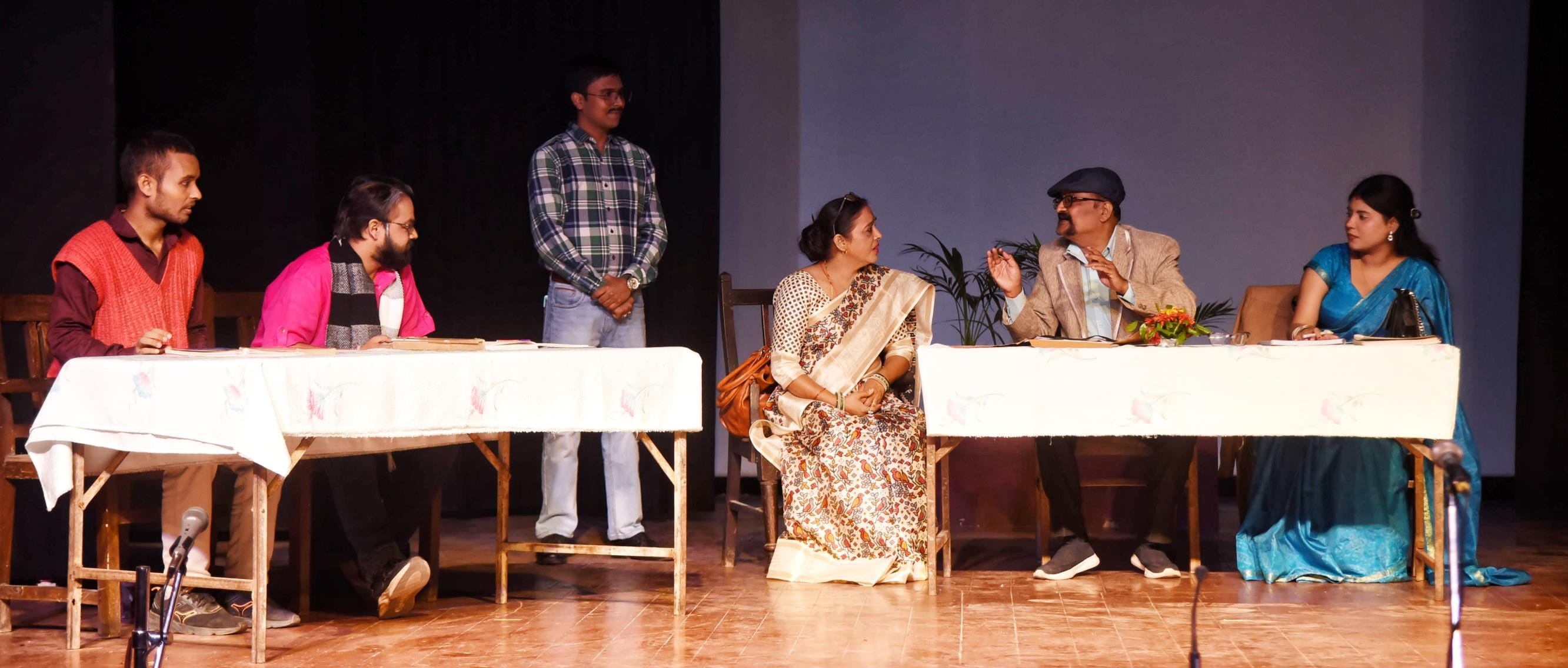 अनादि संस्था की ओर से राय उमानाथ प्रेक्षागृह में मंगलवार को ‘अब बस भी करो यार’ नाटक का मंचन किय
