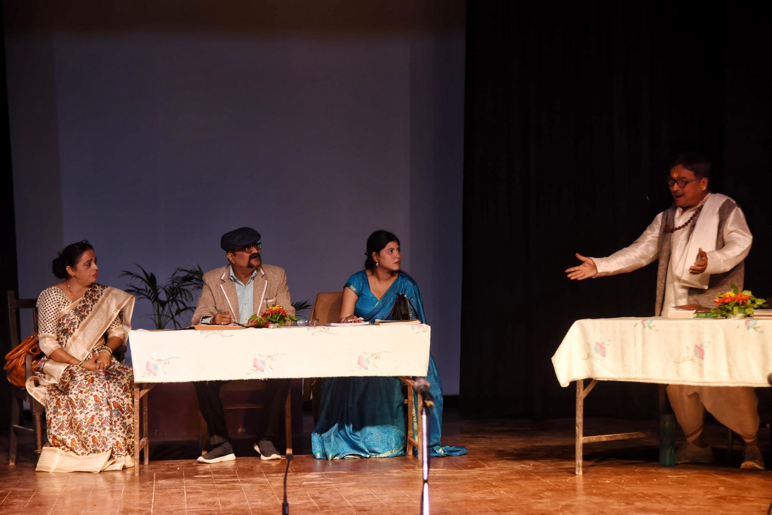 अनादि संस्था की ओर से राय उमानाथ प्रेक्षागृह में मंगलवार को ‘अब बस भी करो यार’ नाटक का मंचन किय