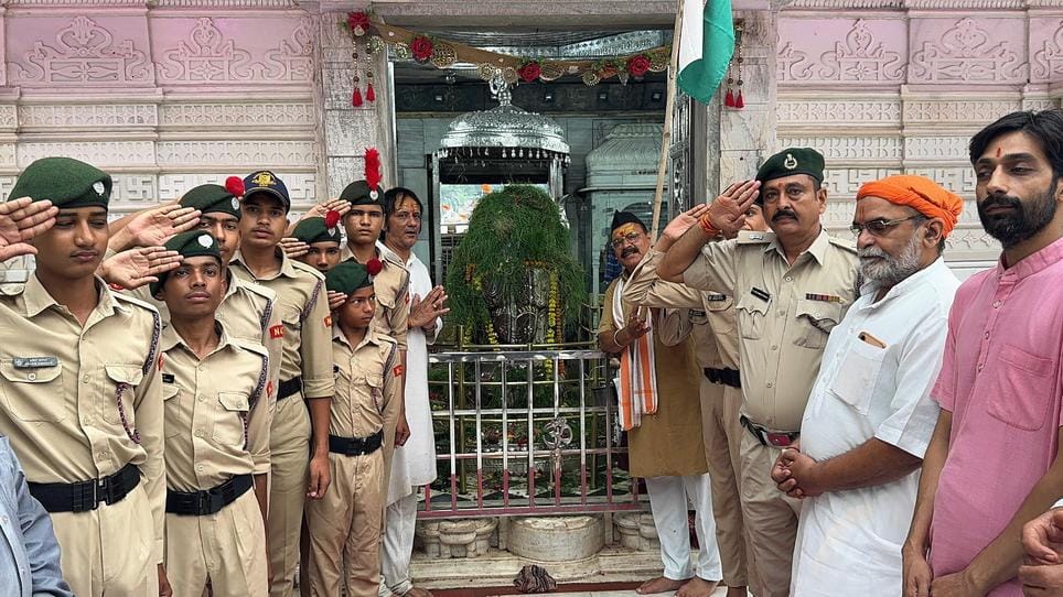 भगवान पशुपतिनाथ का स्वतंत्रता दिवस पर किया गया दूर्वा अभिषेक