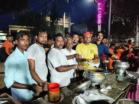 बिल्सी में कांवड़ियों के लिए प्रसाद वितरित करते एसडीएम रिपुदमन सिंह। संवाद बिल्सी में कांवड़ियों के लिए प्रसाद वितरित करते एसडीएम रिपुदमन सिंह। संवाद
