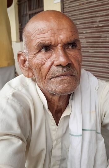 फोटो 12: सोनीपत की नई अनाज मंडी में यूरिया खाद लेने के लिए लाइन में खड़े किसान। संवाद फोटो 12: सोनीपत की नई अनाज मंडी में यूरिया खाद लेने के लिए लाइन में खड़े किसान। संवाद