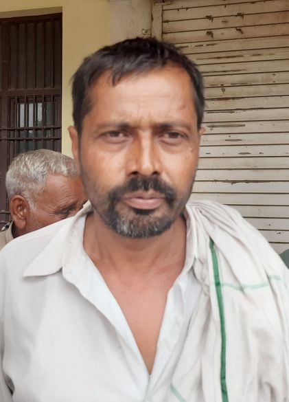 फोटो 12: सोनीपत की नई अनाज मंडी में यूरिया खाद लेने के लिए लाइन में खड़े किसान। संवाद फोटो 12: सोनीपत की नई अनाज मंडी में यूरिया खाद लेने के लिए लाइन में खड़े किसान। संवाद