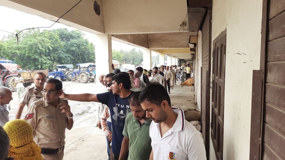 फोटो 12: सोनीपत की नई अनाज मंडी में यूरिया खाद लेने के लिए लाइन में खड़े किसान। संवाद फोटो 12: सोनीपत की नई अनाज मंडी में यूरिया खाद लेने के लिए लाइन में खड़े किसान। संवाद