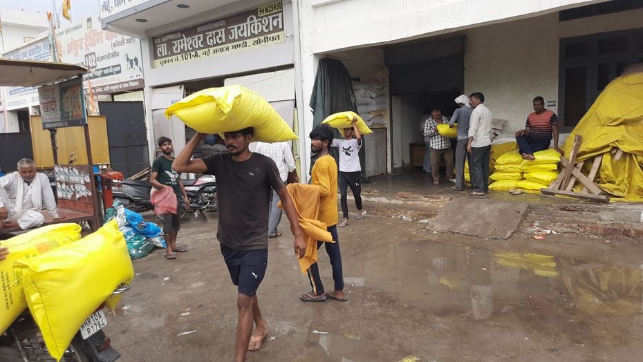 फोटो 12: सोनीपत की नई अनाज मंडी में यूरिया खाद लेने के लिए लाइन में खड़े किसान। संवाद फोटो 12: सोनीपत की नई अनाज मंडी में यूरिया खाद लेने के लिए लाइन में खड़े किसान। संवाद