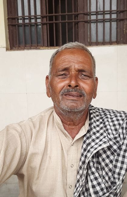 फोटो 12: सोनीपत की नई अनाज मंडी में यूरिया खाद लेने के लिए लाइन में खड़े किसान। संवाद फोटो 12: सोनीपत की नई अनाज मंडी में यूरिया खाद लेने के लिए लाइन में खड़े किसान। संवाद