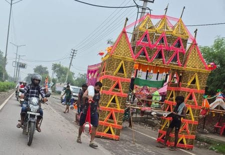 फोटो 25- सोनीपत के रोहतक रोड पर कांवड़ लेकर गंतव्य की ओर बढ़ते कांवड़िए। संवाद फोटो 25- सोनीपत के रोहतक रोड पर कांवड़ लेकर गंतव्य की ओर बढ़ते कांवड़िए। संवाद