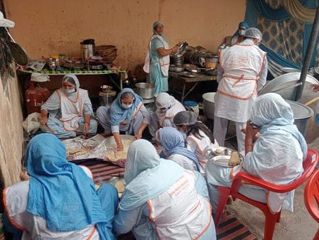 फोटो 25- सोनीपत के रोहतक रोड पर कांवड़ लेकर गंतव्य की ओर बढ़ते कांवड़िए। संवाद फोटो 25- सोनीपत के रोहतक रोड पर कांवड़ लेकर गंतव्य की ओर बढ़ते कांवड़िए। संवाद