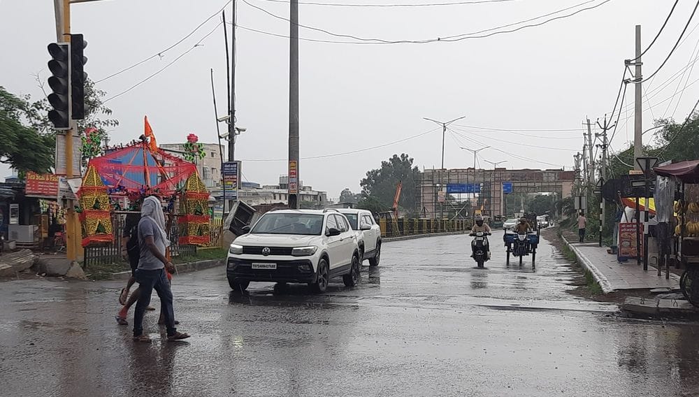 फोटो 25- सोनीपत के रोहतक रोड पर कांवड़ लेकर गंतव्य की ओर बढ़ते कांवड़िए। संवाद फोटो 25- सोनीपत के रोहतक रोड पर कांवड़ लेकर गंतव्य की ओर बढ़ते कांवड़िए। संवाद