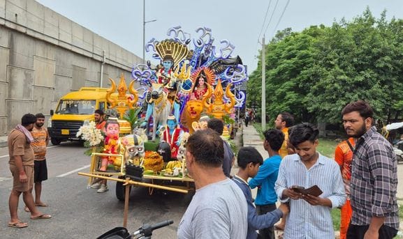 फोटो 25- सोनीपत के रोहतक रोड पर कांवड़ लेकर गंतव्य की ओर बढ़ते कांवड़िए। संवाद फोटो 25- सोनीपत के रोहतक रोड पर कांवड़ लेकर गंतव्य की ओर बढ़ते कांवड़िए। संवाद
