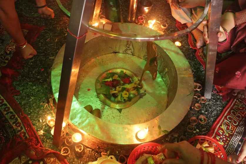 कांवड़ लेकर गुजरते कांवड़िये। संवाद