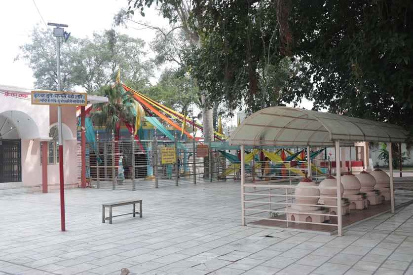 कांवड़ लेकर गुजरते कांवड़िये। संवाद