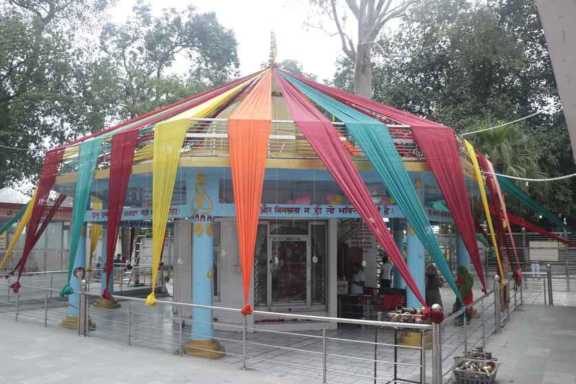 कांवड़ लेकर गुजरते कांवड़िये। संवाद