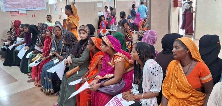 महिला अस्पताल के अल्ट्रासाउंड कक्ष पर लटका ताला। संवाद महिला अस्पताल के अल्ट्रासाउंड कक्ष पर लटका ताला। संवाद