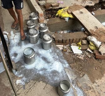 रोहतक में किला रोड पर पीर वाली गली में निर्माणाधीन नाले पर स्लैब न रखने के कारण गिरा स्कूटी सवा रोहतक में किला रोड पर पीर वाली गली में निर्माणाधीन नाले पर स्लैब न रखने के कारण गिरा स्कूटी सवा
