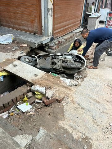 रोहतक में किला रोड पर पीर वाली गली में निर्माणाधीन नाले पर स्लैब न रखने के कारण गिरा स्कूटी सवा रोहतक में किला रोड पर पीर वाली गली में निर्माणाधीन नाले पर स्लैब न रखने के कारण गिरा स्कूटी सवा