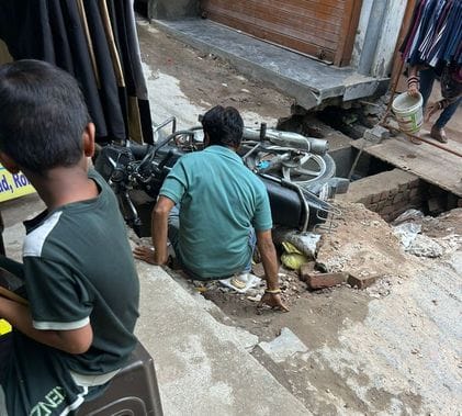 रोहतक में किला रोड पर पीर वाली गली में निर्माणाधीन नाले पर स्लैब न रखने के कारण गिरा स्कूटी सवा रोहतक में किला रोड पर पीर वाली गली में निर्माणाधीन नाले पर स्लैब न रखने के कारण गिरा स्कूटी सवा