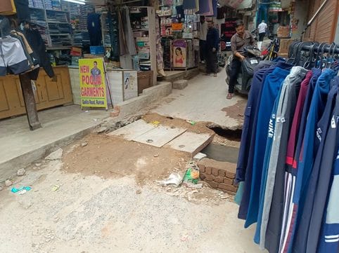 रोहतक में किला रोड पर पीर वाली गली में निर्माणाधीन नाले पर स्लैब न रखने के कारण गिरा स्कूटी सवा रोहतक में किला रोड पर पीर वाली गली में निर्माणाधीन नाले पर स्लैब न रखने के कारण गिरा स्कूटी सवा
