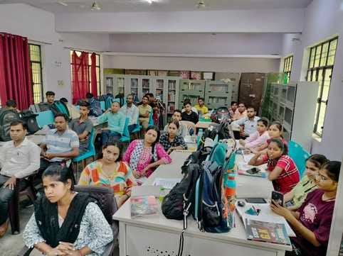राजकीय पुस्तकालय में कॅरिअर काउंसलिंग में बोलते बलवीर शास्त्री। संवाद